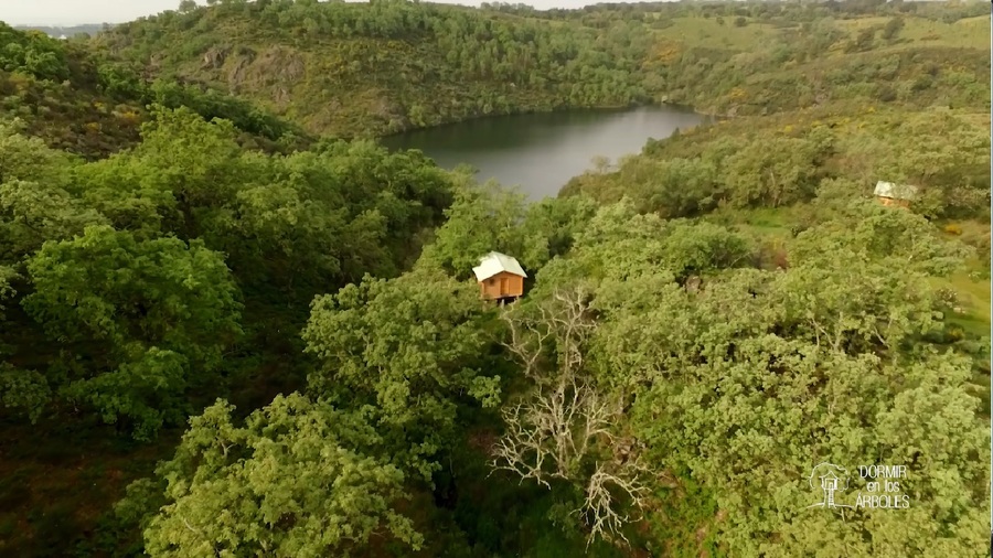 Casas en la montaña con un lago de fondo